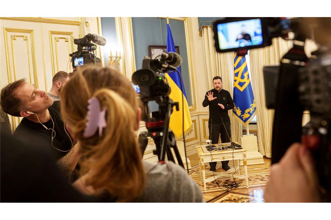 Viel wurde über ein zukünftiges Rohstoff-Abkommen zwischen den USA und der Ukraine spekuliert, doch geht es Selenskyj zufolge erst einmal nur um ein Rahmenabkommen.