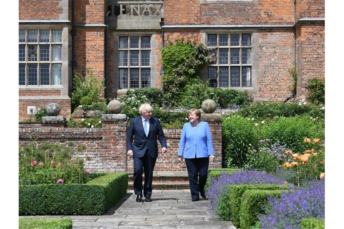 Viel zu besprechen: Boris Johnson und Angela Merkel spazieren durch den Garten von Chequers. Foto: Stefan Rousseau/PA Wire/dpa