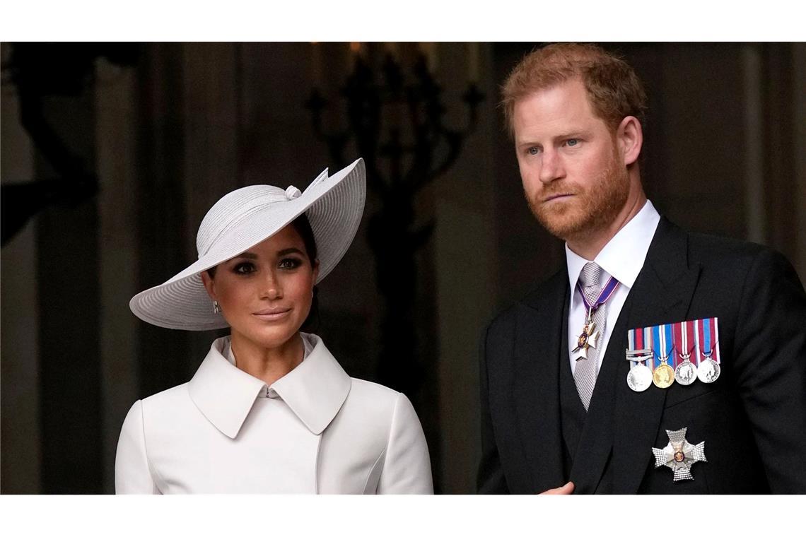 Geküsst oder vor Gericht: die Extreme in Prinz Harrys Leben Viel zu lachen haben Harry und Meghan beim Blick in die Schlagzeilen in England nicht. (Archivbild)