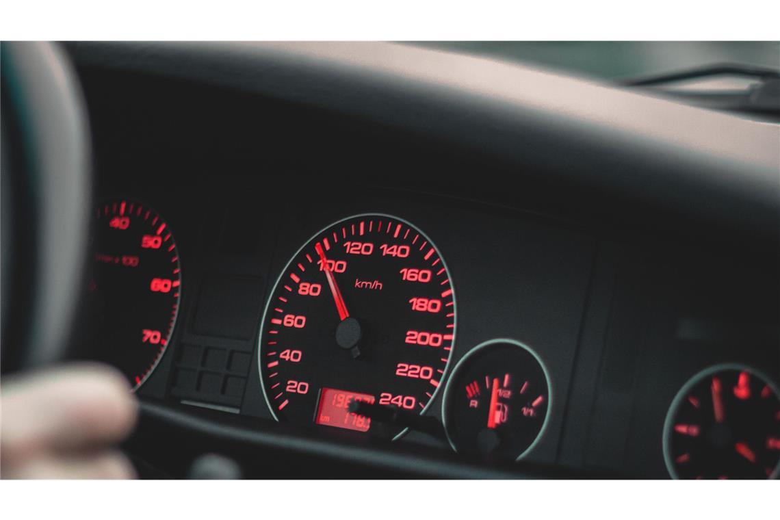 Junger Fahrer mit über 100 km/h in Tempo-20-Zone erwischt Viel zu schnell – mit rund 100 km/h – raste der 20-Jährige durch eine verkehrsberuhigte Zone von Mannheim. (Symbolbild)