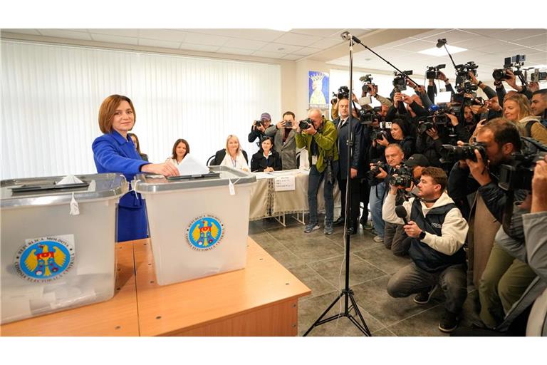 Vielbeachtete Wahl im kleinen Moldau. Die pro-europäische Präsidentin Maia Sandu gibt bei der Parlamentswahl ihre Stimme ab. Ihre Partei hat die Abstimmung deutlich gewonnen.