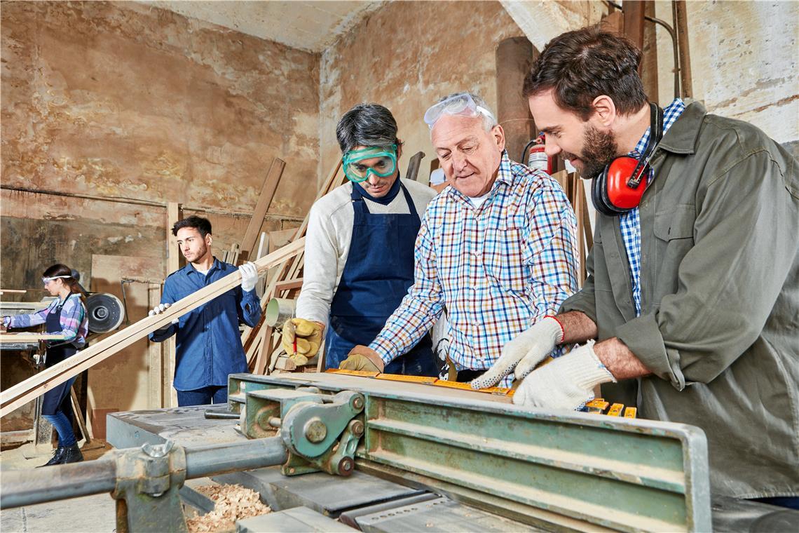 Viele ältere Unternehmer hätten am liebsten einen Nachfolger aus der Familie oder der eigenen Belegschaft, doch der findet sich nicht immer. Auch eine externe Lösung kann funktionieren, wenn man sich rechtzeitig darum kümmert. Symbolfoto: Adobe Stock/Robert Kneschke
