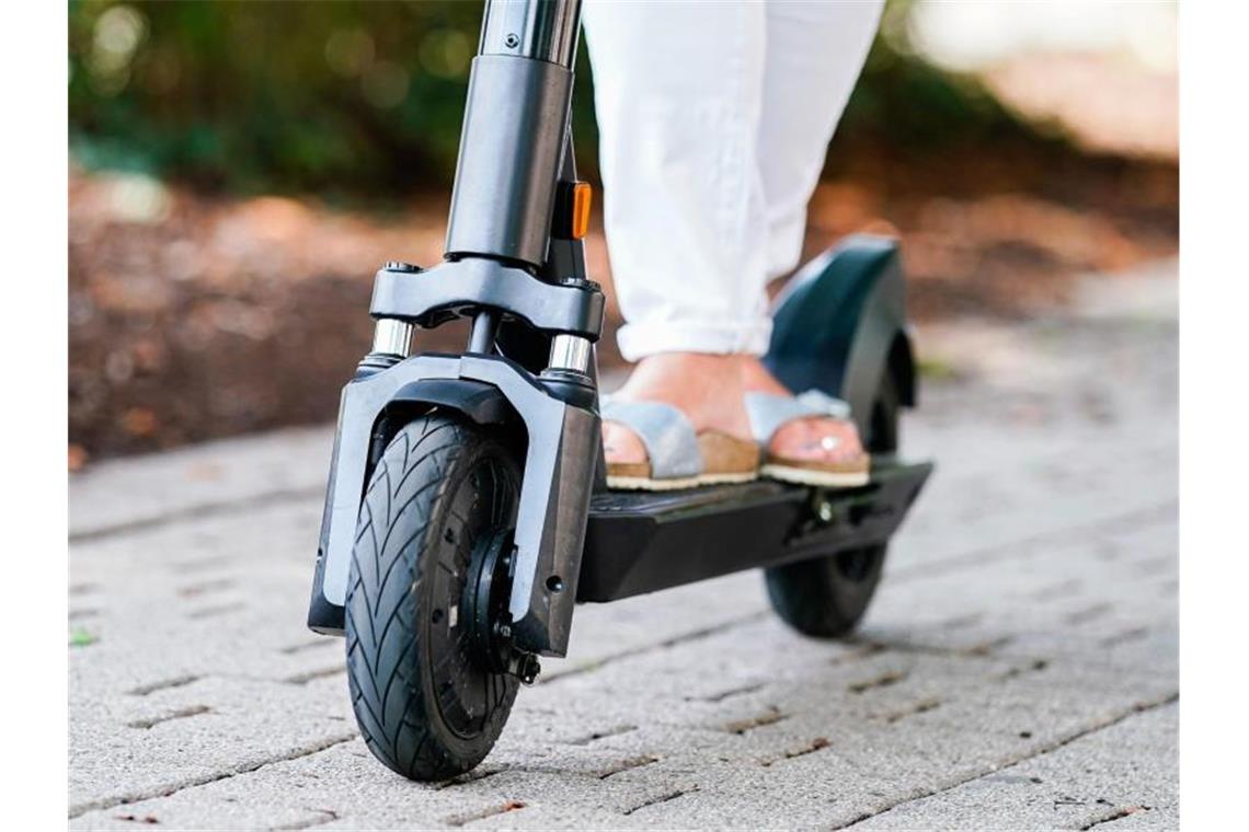 Verbraucherschützer monieren Bedingungen bei Leih-E-Scootern Viele Anbieter lehnen jede Verantwortung für den Zustand der E-Roller ab. Foto: Uwe Anspach/Symbolbild