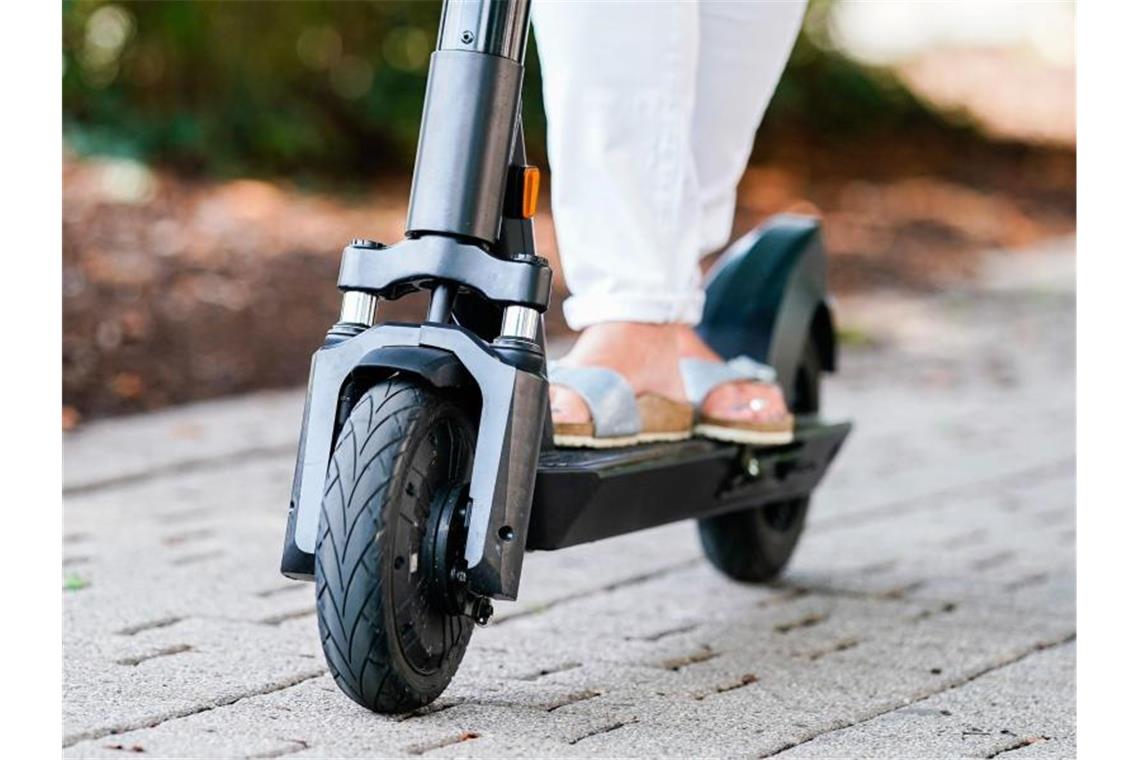 Viele Anbieter lehnen jede Verantwortung für den Zustand der E-Roller ab. Foto: Uwe Anspach/Symbolbild