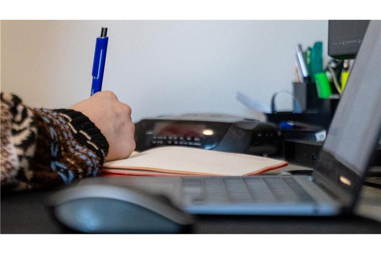 Viele Arbeitnehmerinnen und Arbeitnehmer arbeiten zumindest zeitweise von zu Hause aus. (Symbolbild)