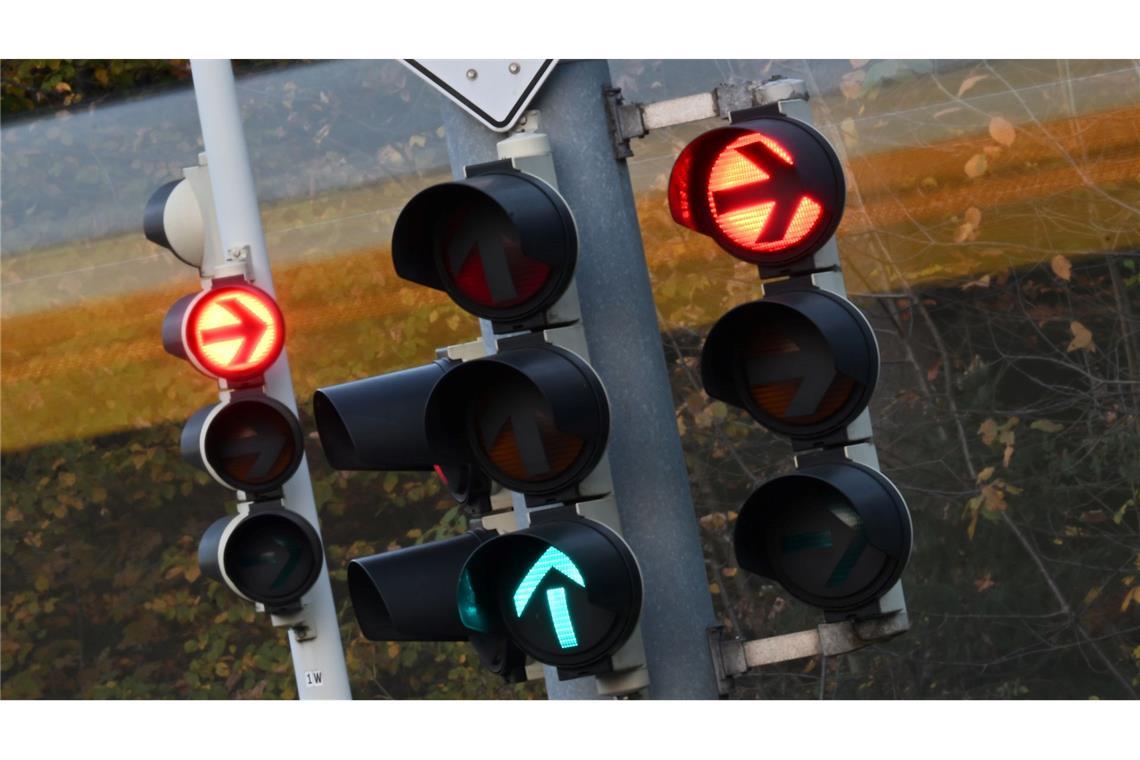 Wer bleibt bei Rot stehen? ADAC untersucht Verkehrsverstöße Viele Autofahrer hielten sich während der Erhebung an die Regeln. (Foto-Illustration)