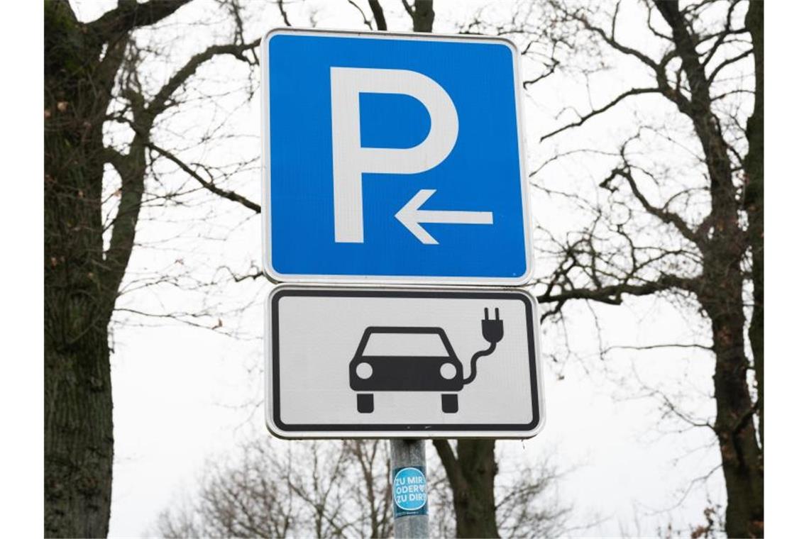 Umfrage: Teures Benzin macht E-Auto interessanter Viele Autokäufer zögern in Sachen Elektromobilität aufgrund der unzureichenden Ladeinfrastruktur. Foto: Julian Stratenschulte/dpa