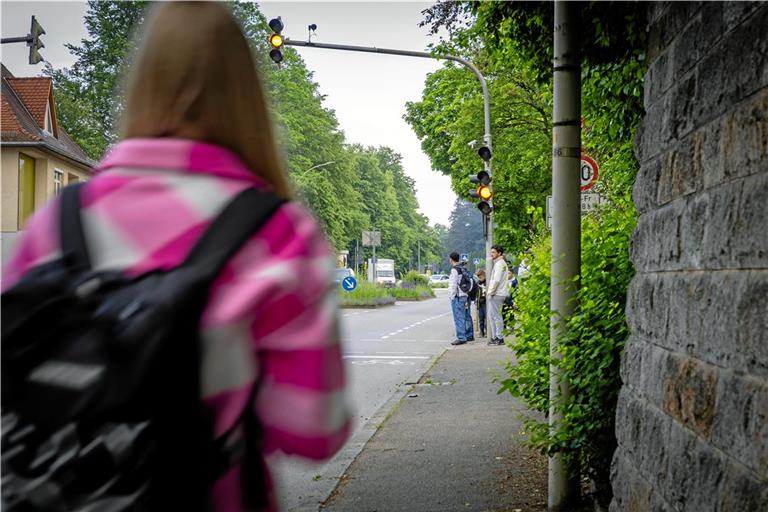 Viele Autos, schmale Geh- und Radwege und eine schwierige Topografie: Die Verkehrssituation in der Aspacher Straße macht manchen Eltern Sorgen. Deshalb fahren sie ihre Kinder täglich mit dem Auto bis vors Schultor. Foto: Alexander Becher