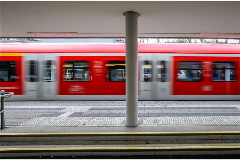 Viele Bahnfahrer, die dieser Tage über Marbach nach Backnang fahren, würden sich über fahrende S-Bahnen freuen. Symbolfoto: A. Becher