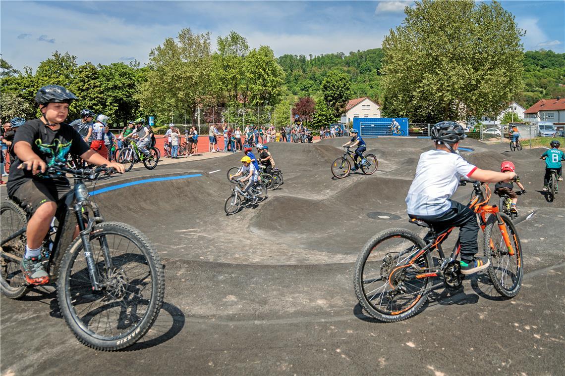 Viele begeisterte Biker testen die neue Bikestrecke nach der Einweihung ausgiebig. Fotos: Stefan Bossow