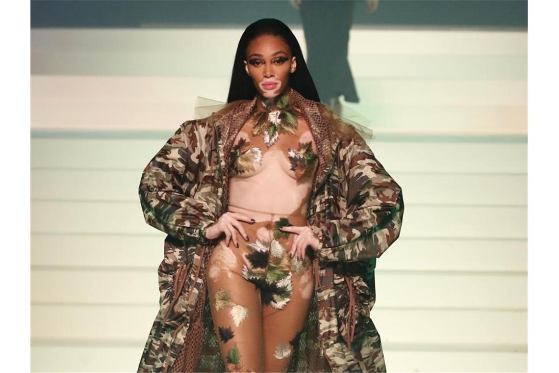 Viele bekannte Models, wie hier Winnie Harlow, präsentiertern die neue Kollektion. Foto: Francois Mori/AP/dpa