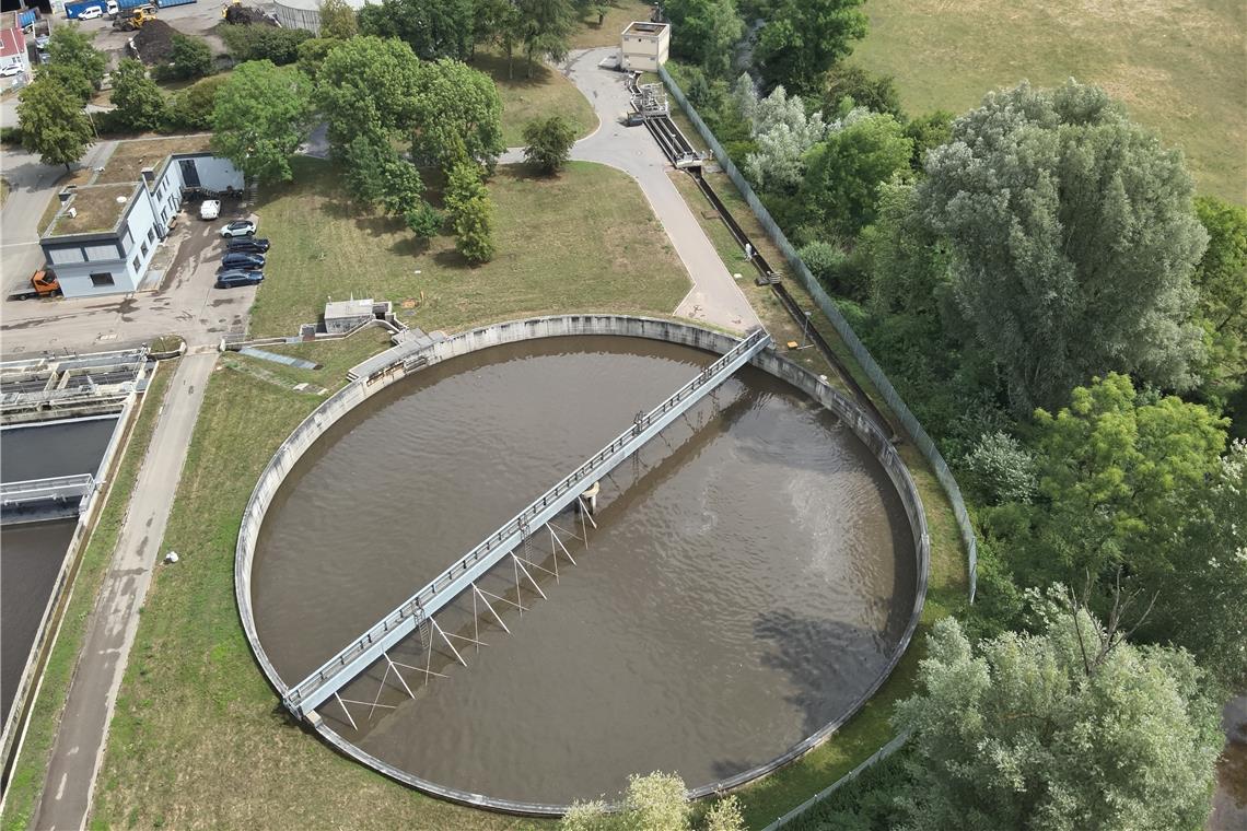 Viele Bereiche der Kläranlage wie etwa das Pufferbecken sind in die Jahre gekommen, sie müssen nun saniert werden. Foto: Stadt Backnang