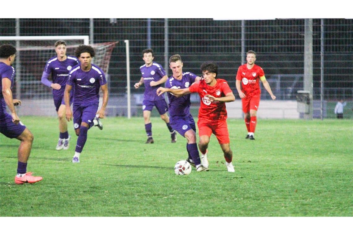 Viele Bernhausener, aber Neuhausens Asdren Gerxhaliu weiß genau, wo die Lücke ist. Links von ihm der frühere FVN-Spieler Nikita Schestakow.