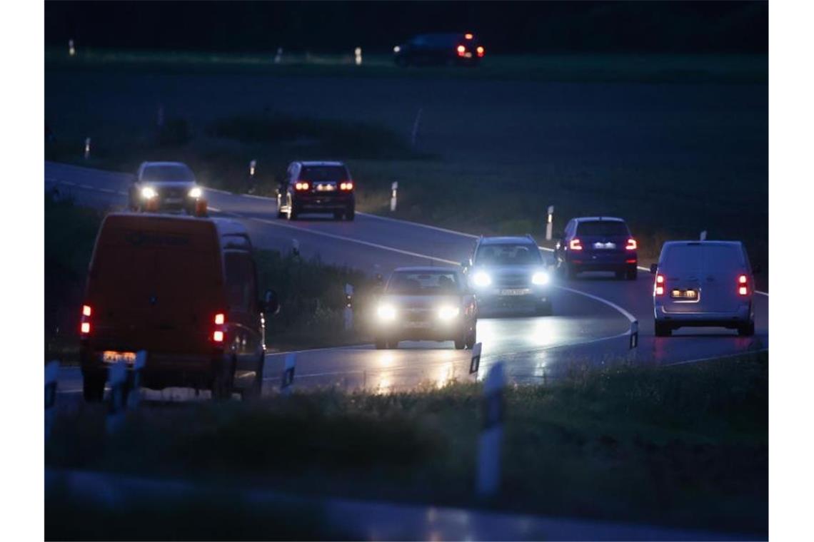 Viele Beschäftigte fahren am liebsten mit dem Auto zur Arbeit - wie auch hier auf einer Landstraße am Stadtrand von Leipzig. Foto: Jan Woitas/dpa-Zentralbild/dpa