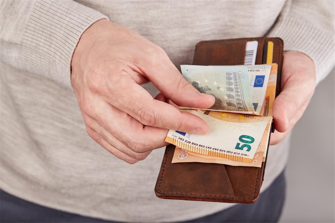 Wann erfolgt die Auszahlung der Erhöhung? Viele Beschäftigte warten noch auf die Gehaltserhöhung.