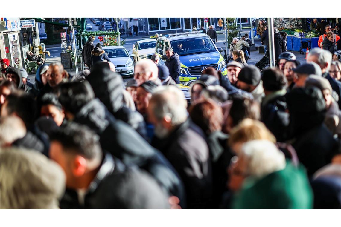 Viele besorgte Kunden warten vor der Sparkassenfiliale in Gelsenkirchen, in deren Tresorraum eingebrochen wurde.