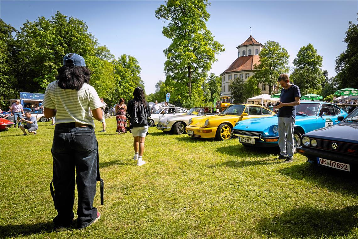 Viele Besucher schauten sich die Oldtimer an