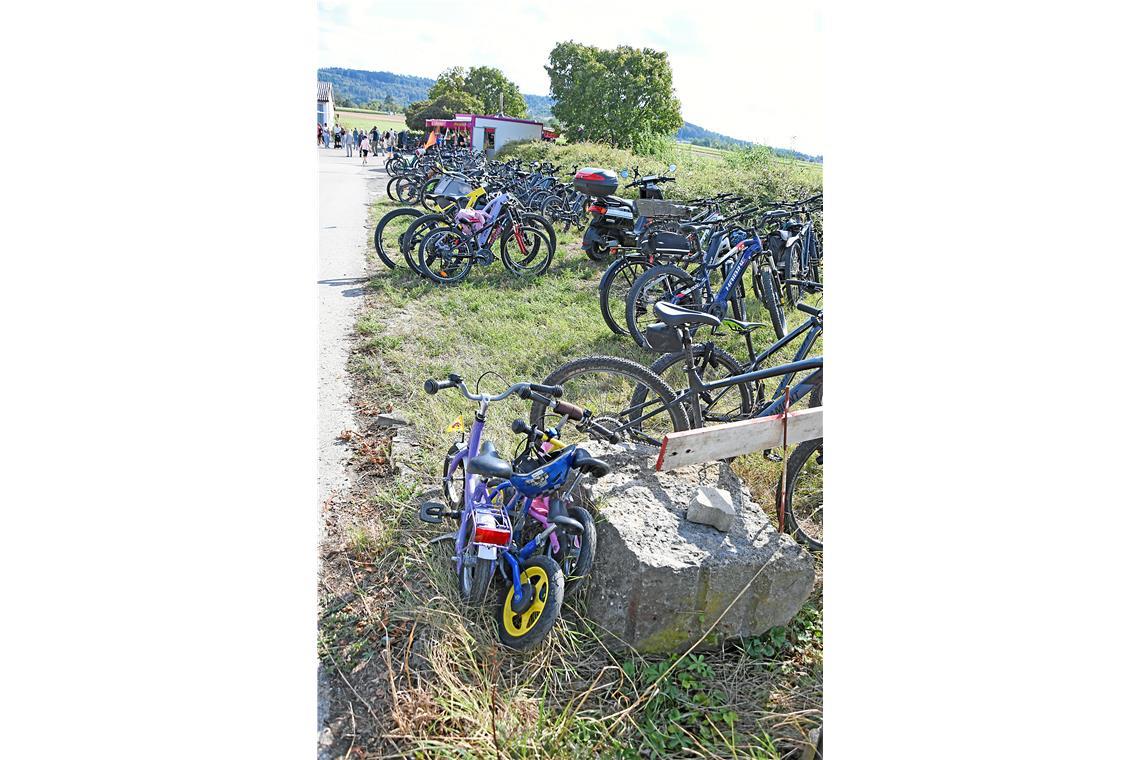 Viele Besucher sind mit dem Fahrrad da. Flugplatzfest und 75-jähriges Vereinsbes...
