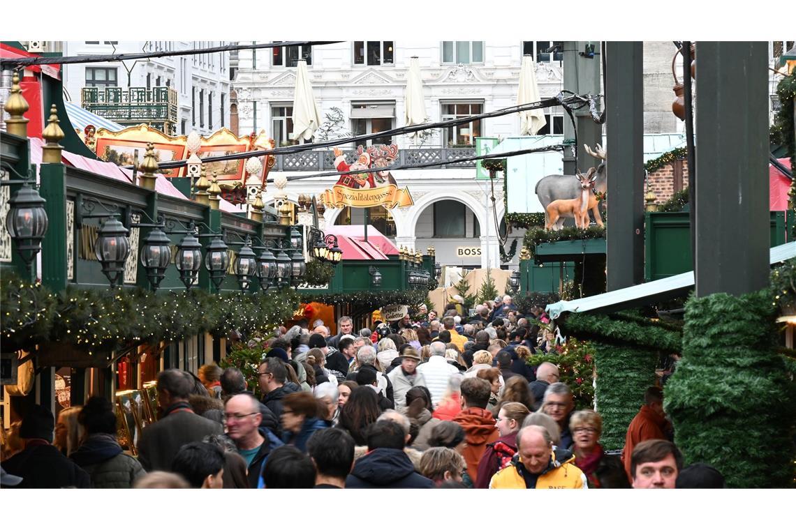 Glühwein bei bis zu 20 Grad: Viele Weihnachtsmärkte eröffnet Viele Besucherinnen und Besucher erkundeten am Tag der Eröffnung die Buden in Hamburg.