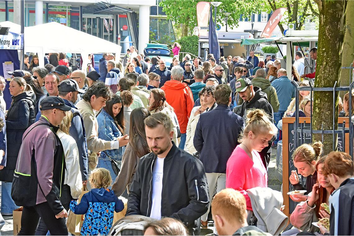 Viele Besucherinnen und Besucher genießen das tolle Frühjahrswetter in der Grabe...