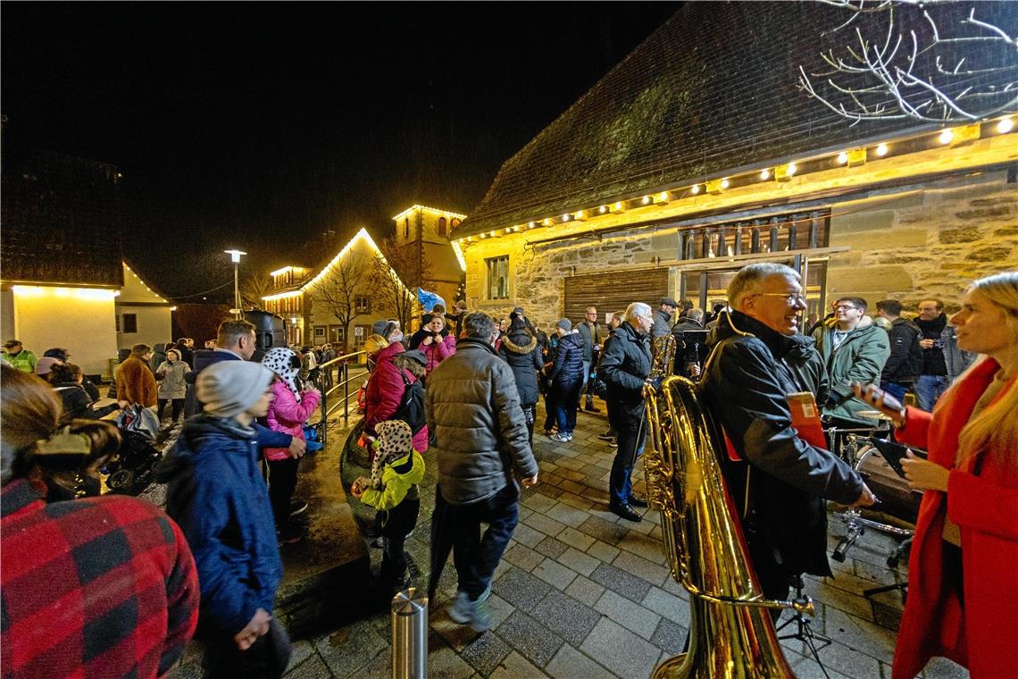 Viele Besucherinnen und Besucher wohnten dem Anschalten der Weihnachtsbeleuchtung bei. Foto: Alexander Becher