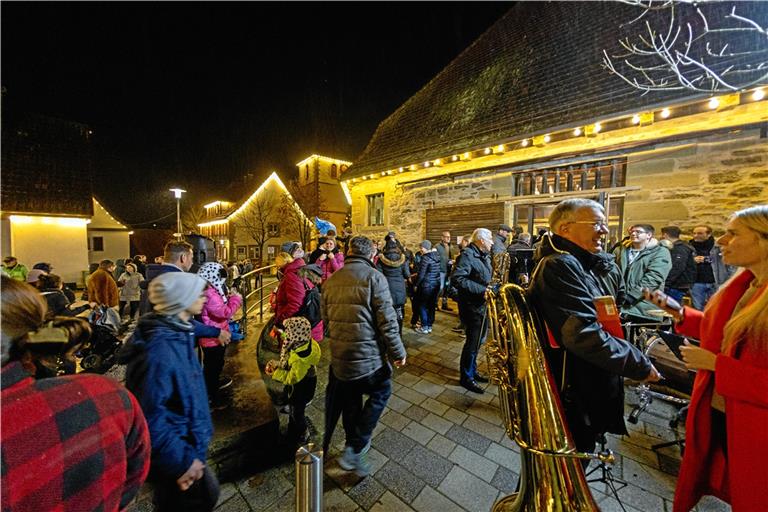 Viele Besucherinnen und Besucher wohnten dem Anschalten der Weihnachtsbeleuchtung bei. Foto: Alexander Becher