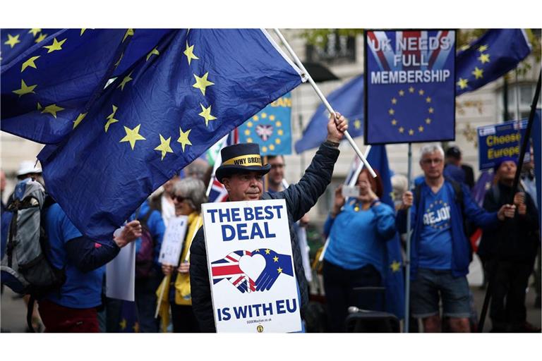Viele Briten bereuen inzwischen den Brexit. Einige protestierten bei dem Gipfel für einen erneuten Beitritt. Der ist allerdings sehr unwahrscheinlich.