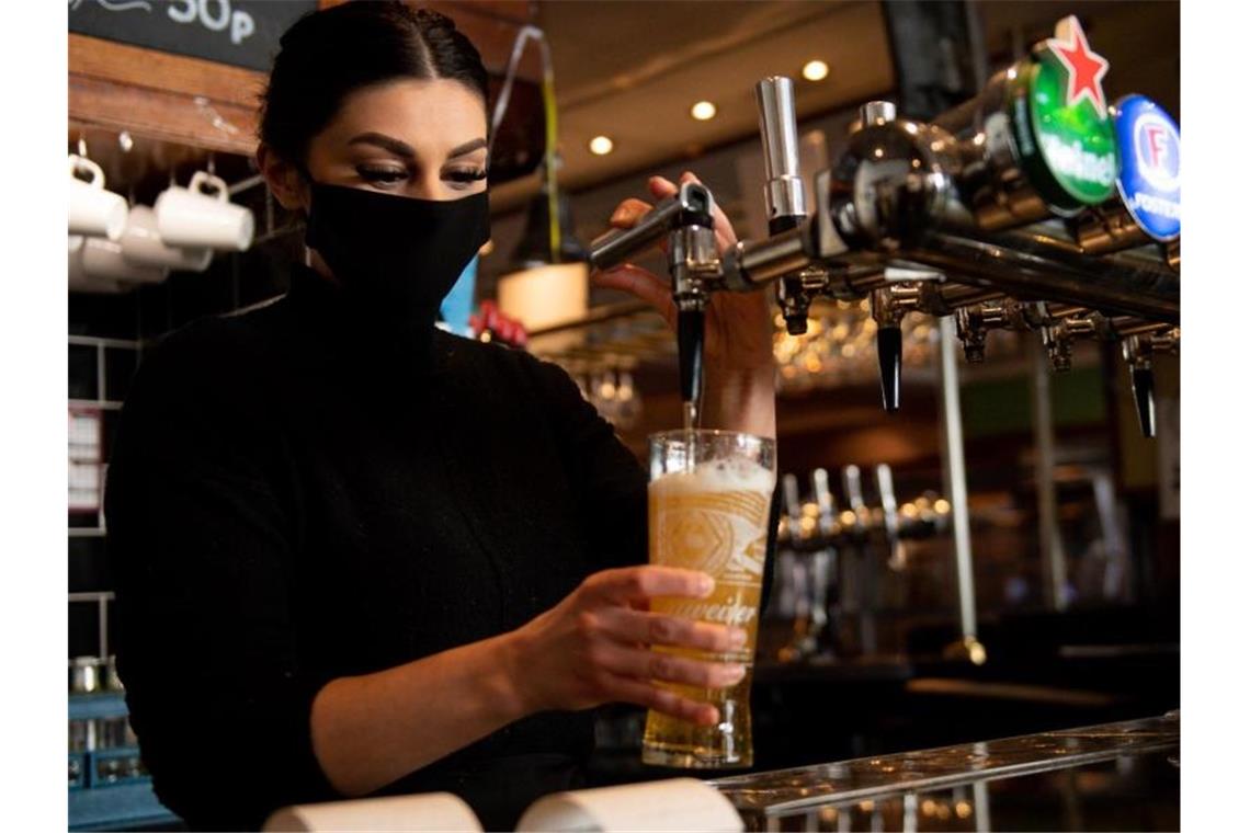 Deutsche Bier-Exporte nach Großbritannien steigen deutlich Viele Britinnen und Briten schätzen ein frisch Gezapftes im Pub. Doch auch Supermarkt-Bier erfreut sich großer Beliebtheit. Deutsche Marken werden dabei immer beliebter. Foto: Jacob King/PA Wire/dpa