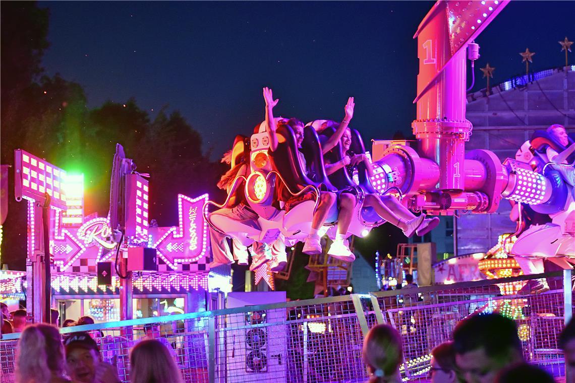 Viele bunte Lichter schmücken die Fahrgeschäfte auf dem Rummel auf der Bleichwie...
