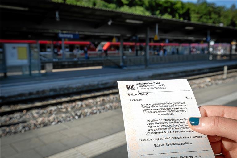 Viele Bus- und Bahnnutzer werden dem 9-Euro-Ticket nachweinen. So manche Reise wäre ohne dieses nicht gemacht worden. Foto: Alexander Becher