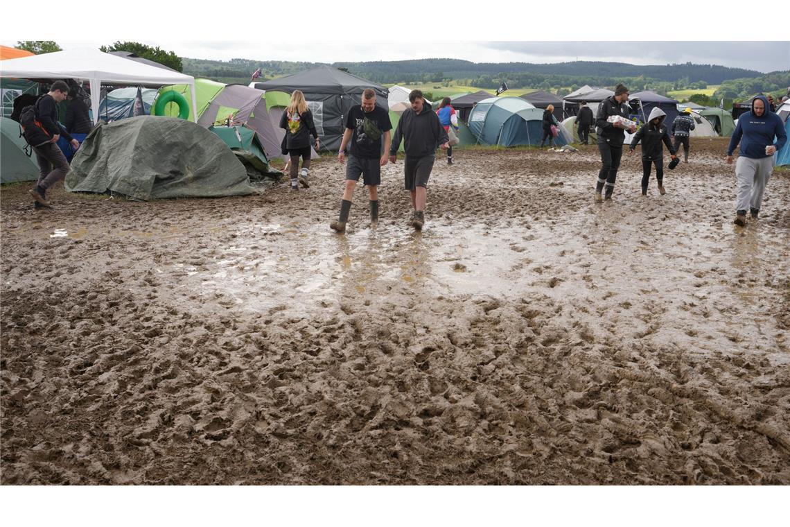 Viele Camper setzen bei Rock am Ring auf Gummistiefel, um trockene Füße zu behalten.