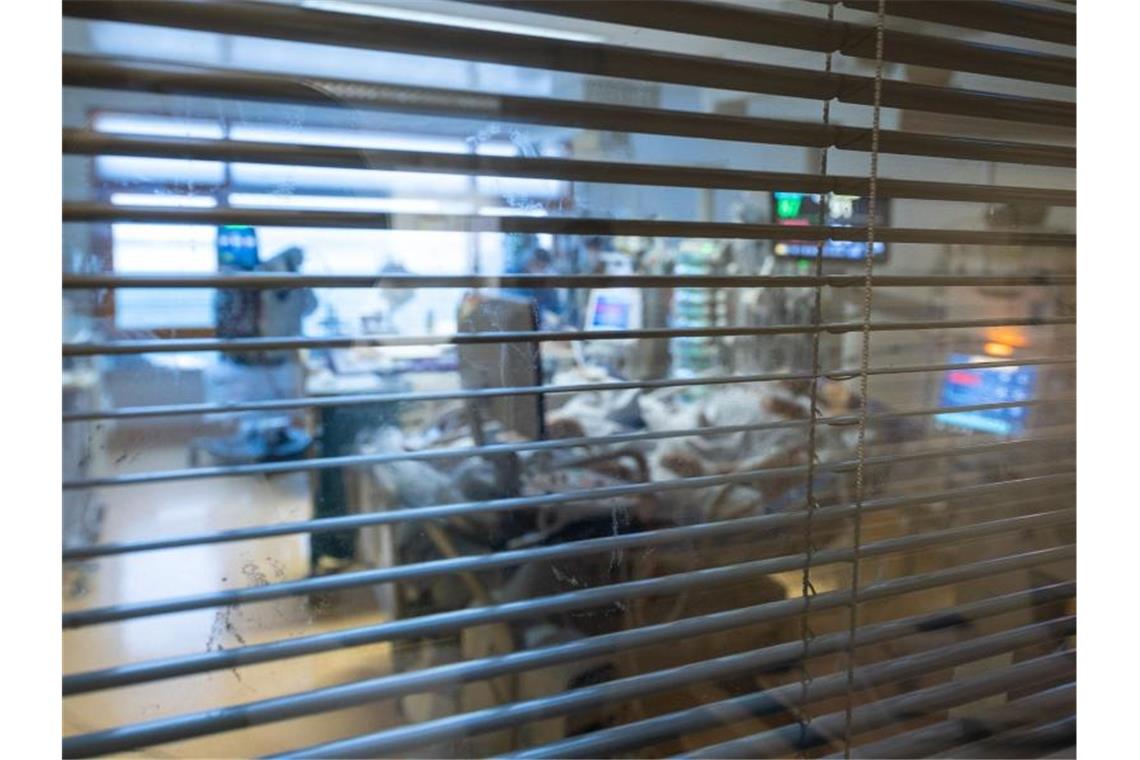Viele Corona-Patienten sterben nach Auskunft der deutschen Sepsis-Stiftung an einer unerkannten Blutvergiftung. Szene auf einer Ludwigsburger Intensivstation in einem Zimmer von Covid-19-Patienten. Foto: Sebastian Gollnow/dpa