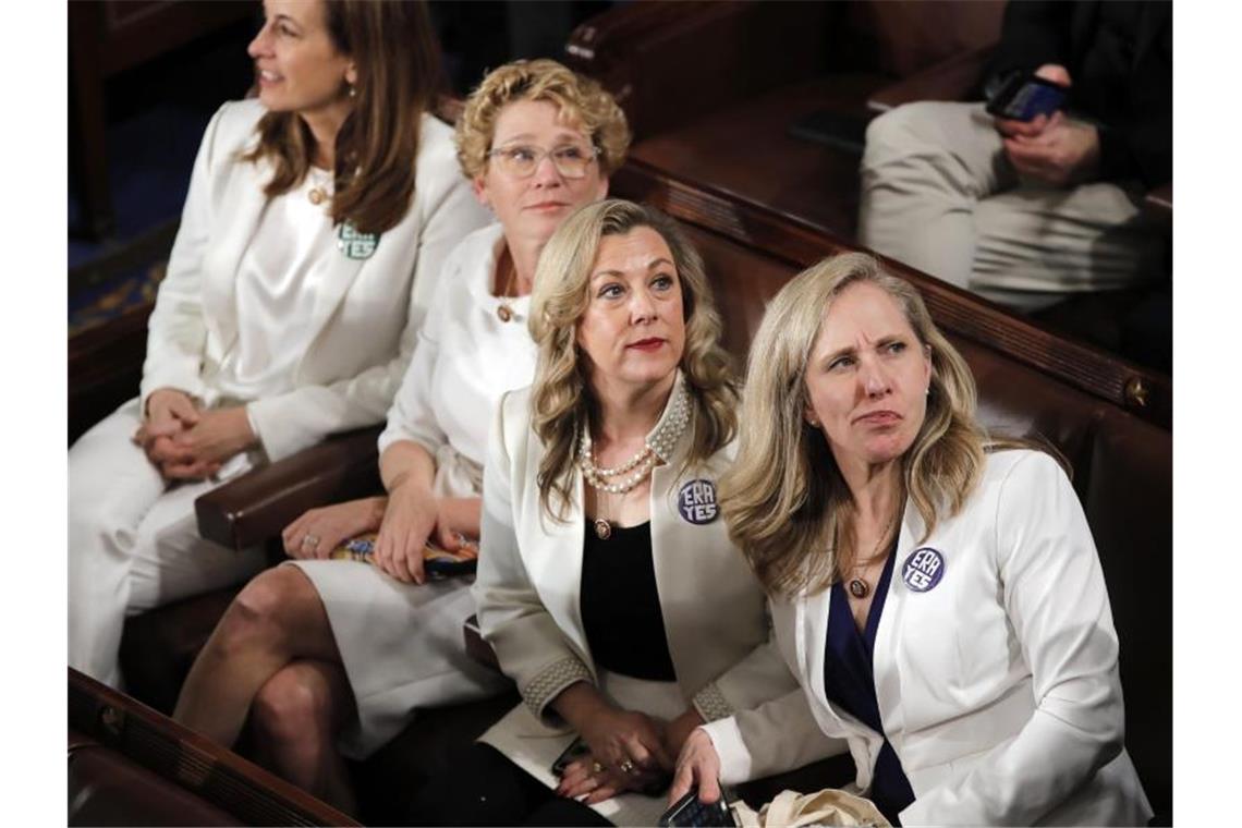 Trump lobt seine Bilanz - Demokratin Pelosi zerreißt Rede Viele demokratische Zuhörerinnen hatten sich weiß gekleidet und damit für Frauenrechte demonstriert. Foto: J. Scott Applewhite/AP/dpa