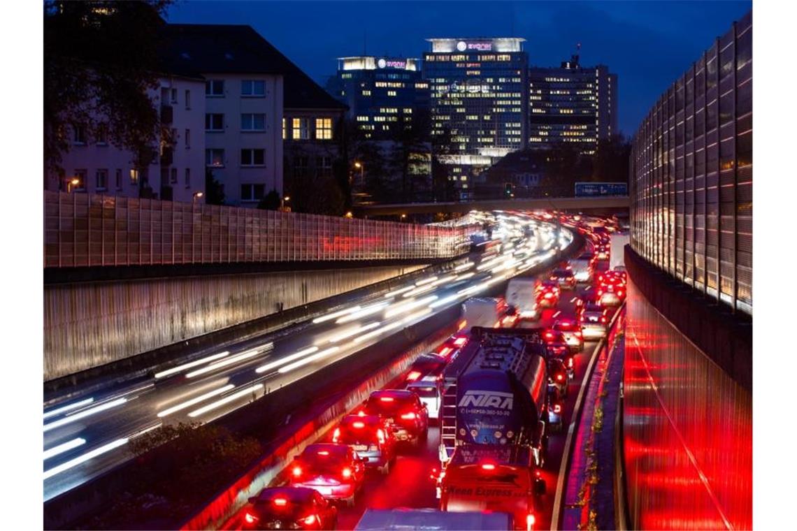Viele Deutsche fühlen sich durch Lärm belästigt. Ursprung der Lärmbelästigung sind oftmals der Straßenverkehr und Nachbarn. Foto: Marcel Kusch/dpa