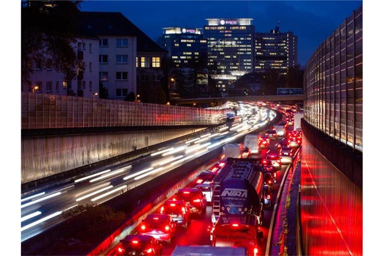Viele Deutsche fühlen sich durch Lärm belästigt. Ursprung der Lärmbelästigung sind oftmals der Straßenverkehr und Nachbarn. Foto: Marcel Kusch/dpa