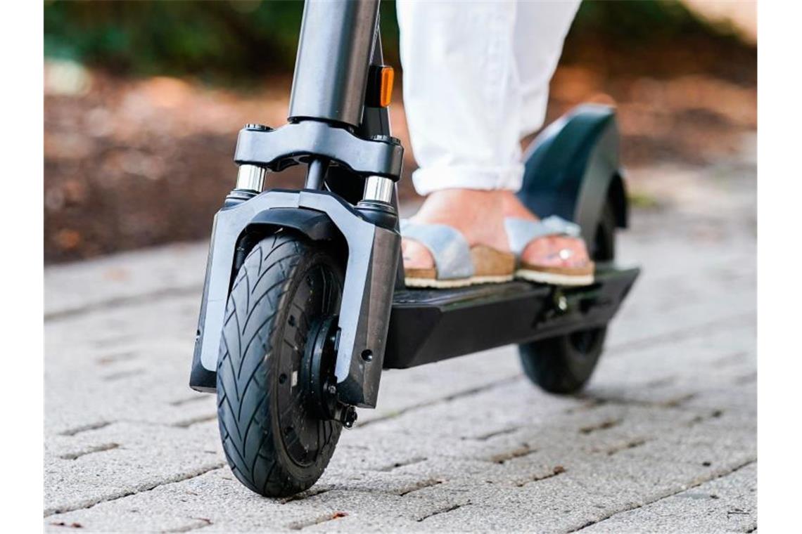 Viele E-Scooter-Nutzer in Deutschland kennen nicht die geltenden Promillegrenzen. Foto: Uwe Anspach/dpa/Symbolbild