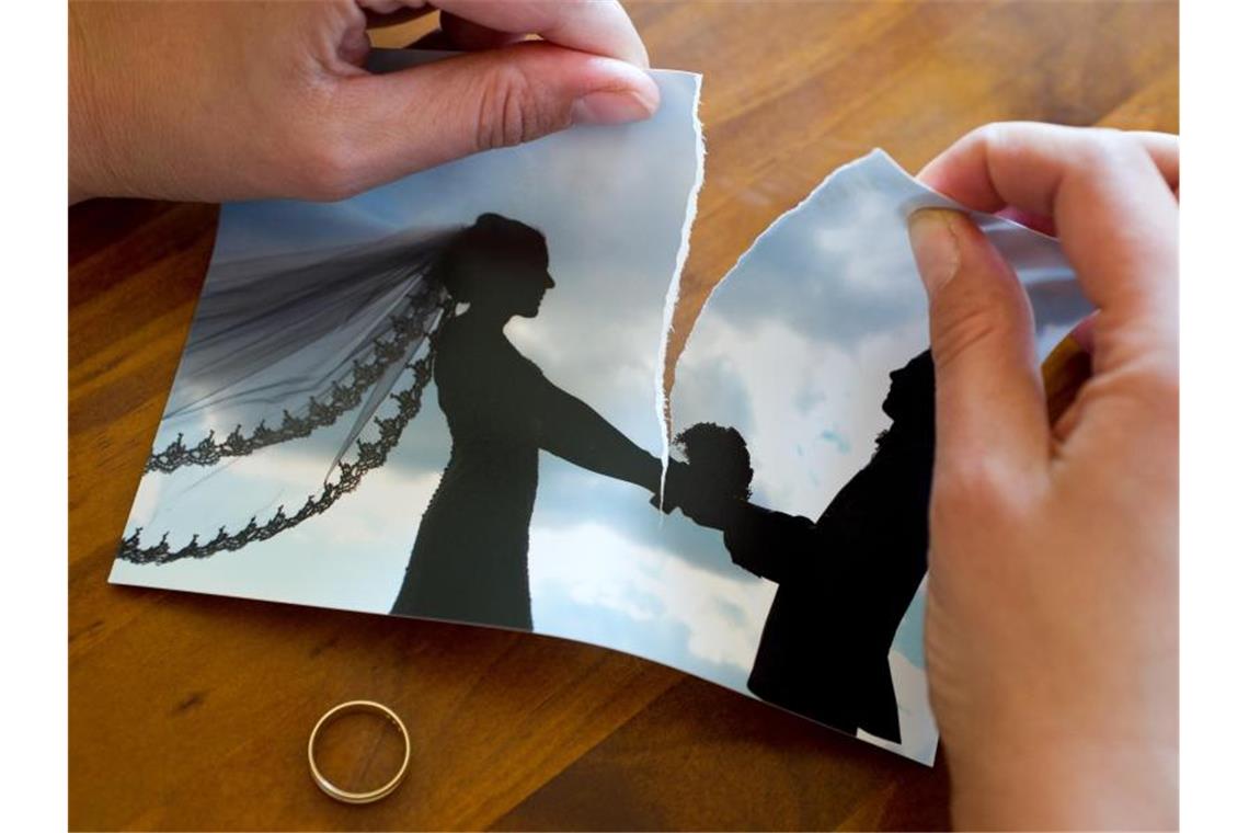 Viele Ehen haben keinen Bestand. Bei einer Scheidung werden dann die Rentenansprüche miteinander verrechnet. Foto: Patrick Pleul/dpa-Zentralbild/dpa