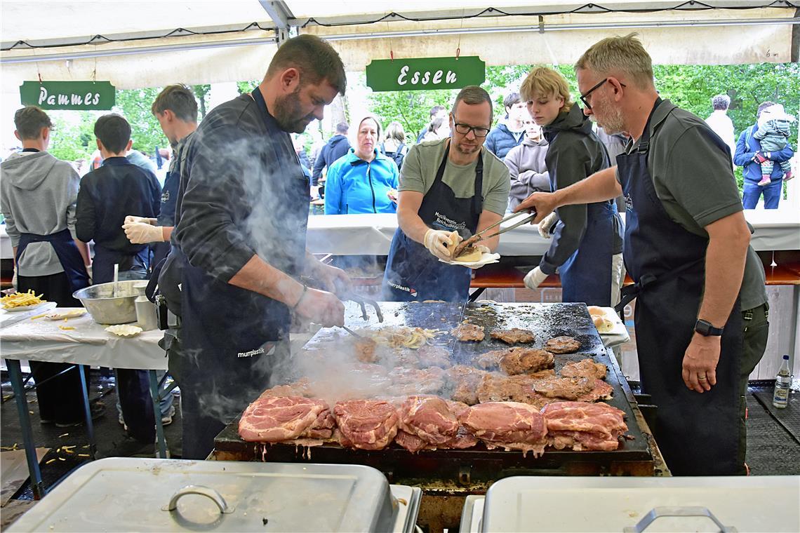 Viele ehrenamtlichen Helferinnen und Helfer stemmen das Fest zusammen am Feierta...