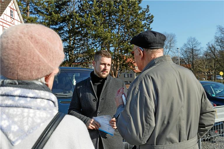 Viele Einkäufer bleiben bei Daniel Bogner stehen, um sich ein Bild von dem Bürgermeisterkandidaten zu verschaffen. Foto: J. Fiedler 