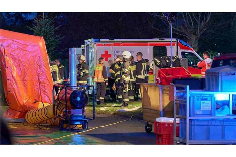 Viele Einsatzkräfte müssen in einer Schleuse dekontaminiert werden.