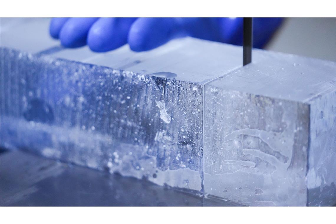 Viele Eiswürfel werden bei "Iceman" noch mit der Hand geschnitten.