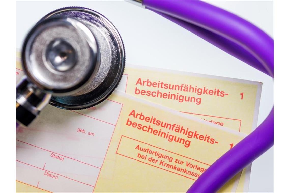 Jüngste Corona-Wellen: 383 Millionen weniger Arbeitsstunden Viele Erwerbstätige fehlten krankheitsbedingt während der vierten und fünften Welle der Pandemie. Foto: Alexander Heinl/dpa-tmn