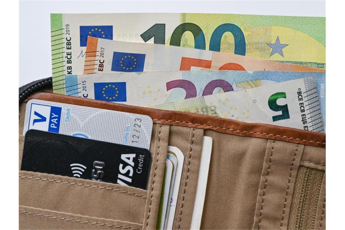 Viele Eurobanknoten und zwei Geldkarten stecken in einer Geldbörse. Foto: Patrick Pleul/dpa-Zentralbild/Illustration