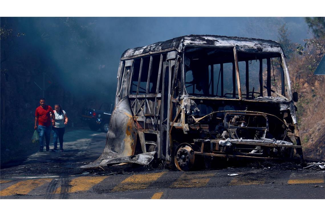 Viele Fahrzeuge und Gebäude wurden in Brand gesetzt.