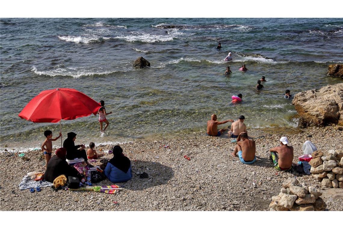 Viele Familien im Libanon gehen trotz verschmutztem Wasser an den wenigen öffentlichen Stränden baden, weil sie sich die privaten Resorts nicht leisten können.
