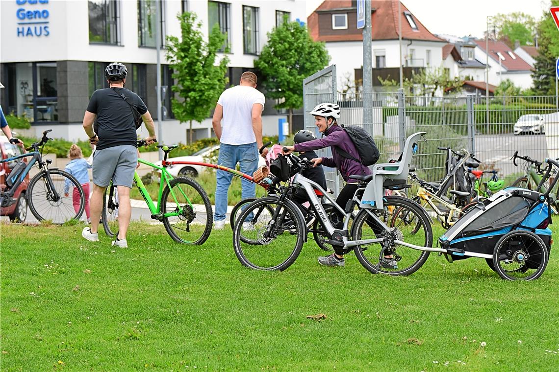 Viele Familien kamen bereits sportlich zur Kindersportmesse mit den Fährrädern.