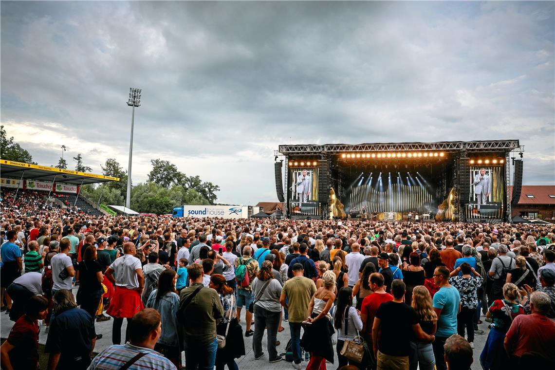 Unwetter beeinträchtigt die Shuttlebusse beim Roland Kaiser Konzert Viele Fans gerieten in Stress, um das Konzert rechtzeitig zu erreichen. Foto: Alexander Becher
