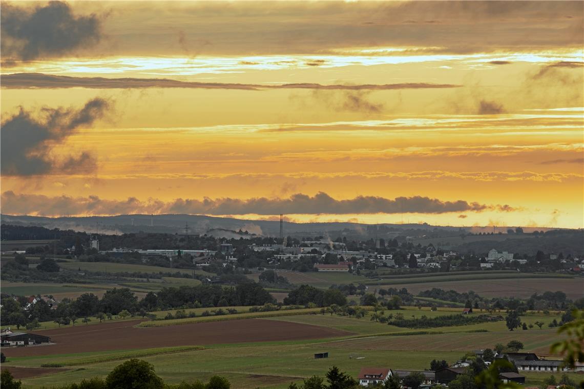 Sommerlich warm und trocken Viele farbenprächtige Sonnenuntergänge – wie hier über Backnang – ließen sich im September beobachten. Foto: A. Becher