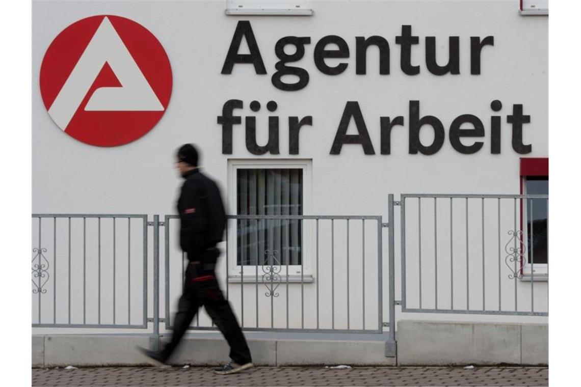Volkswirte: Arbeitslosigkeit geht weiter nach oben „Viele Firmen werden schlussendlich doch nicht um Kapazitätsanpassungen, sprich Jobstreichungen oder gar eine Insolvenz, herumkommen“, prognostiziert eine Volkswirtin. Foto: Sebastian Kahnert/dpa-Zentralbild/dpa