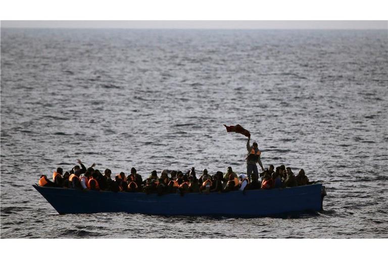 Viele Flüchtlinge gelangen mit oftmals überfüllten Booten nach Europa. (Archivbild)